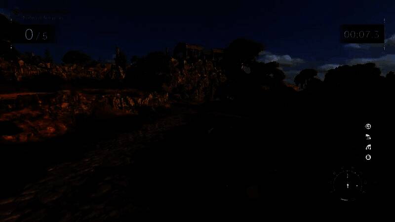 恩佐在废墟中持枪潜行，透过石柱观察敌人，夜色中灯光微弱，突出潜行氛围