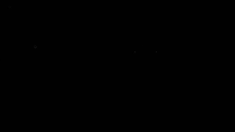 托里西坐在葡萄园的椅子上凝视远方，恩佐站在一旁，暗示权力与忠诚的复杂关系