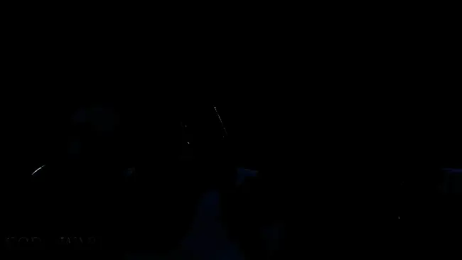 圣莫尼卡工作室外景与《战神》系列标志性斧头交叉摆放的艺术图，背景带有北欧符文元素