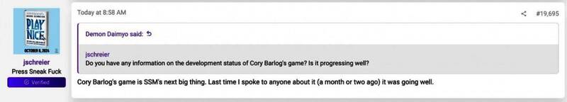 科里·巴洛格在游戏发布会上演讲的照片，背景屏幕显示《战神》游戏画面