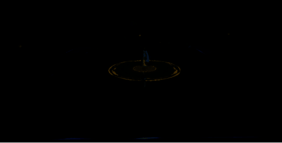 玩家团队在副本中协同作战，有人格挡，有人集火内力球，场面紧张激烈