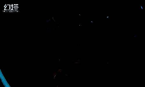 伍尔德带游戏场景实录，扭曲的时空裂缝贯穿天际，漂浮的岩石与残破飞船碎片构成危险迷宫，光影效果极具未来感