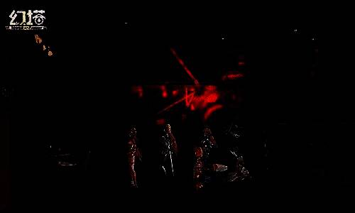 剧情过场动画截图，希佩尔身穿黑色礼服站在罗拉奶奶墓前，背景是阴沉的天空与肃立的海盗，气氛凝重而悲怆