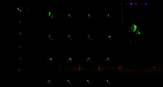 三位侠客组成小队在迷雾密林中前行，角色头顶显示奇技增益图标，画面充满神秘与战斗张力