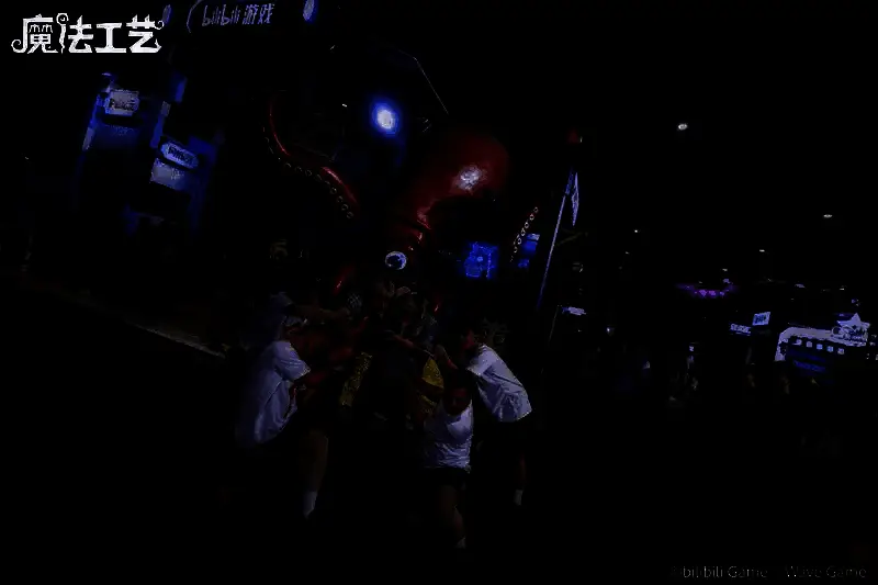 猛男舞团在《魔法工艺》展台进行快闪表演，舞者穿着潜水服与魔法斗篷混搭的服装，动作滑稽引发现场爆笑