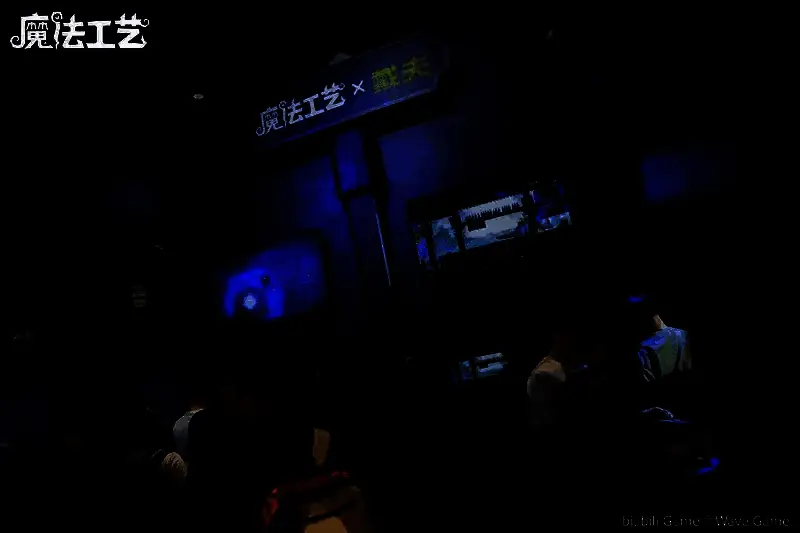 玩家采访画面，受访者手持手柄，背景是游戏战斗画面中的大王鱿鱼Boss战