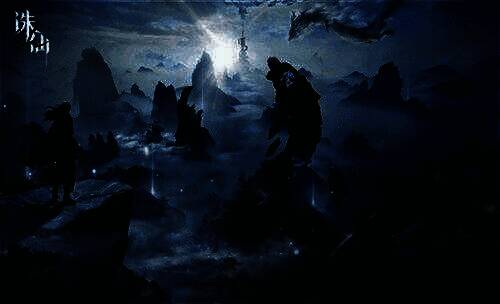 玩家操控角色御剑飞行于云端，下方是层叠的雪山与峡谷，画面流畅且细节清晰