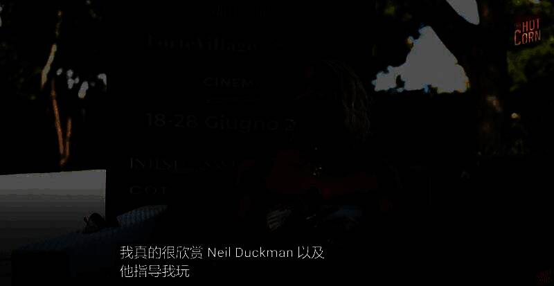 游戏概念艺术图展示未来都市场景，高楼林立，光影交错，充满赛博朋克风格