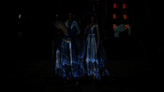 角色在湖边垂钓，界面显示任务进度条，背景有其他玩家在交易和行走，展现江湖市井氛围