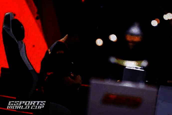 EWC《饿狼传说》决赛现场，曾卓君专注对战，屏幕显示激烈对战画面