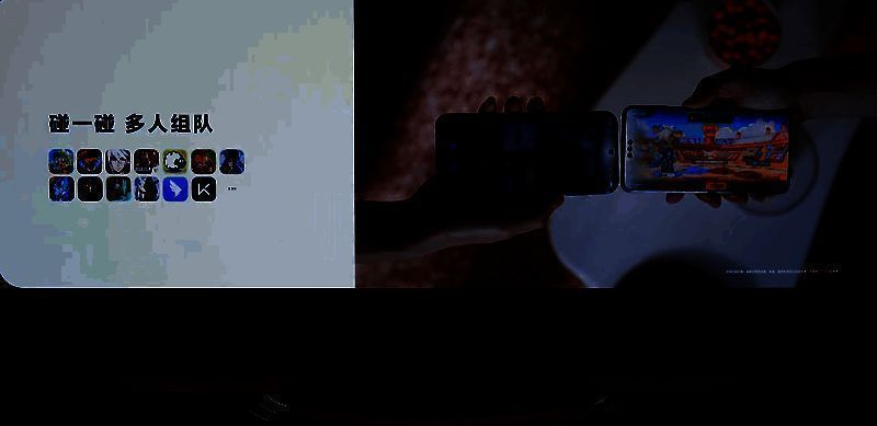 玩家在地铁上使用手机畅玩《雷电：觉醒》小游戏，画面流畅特效华丽