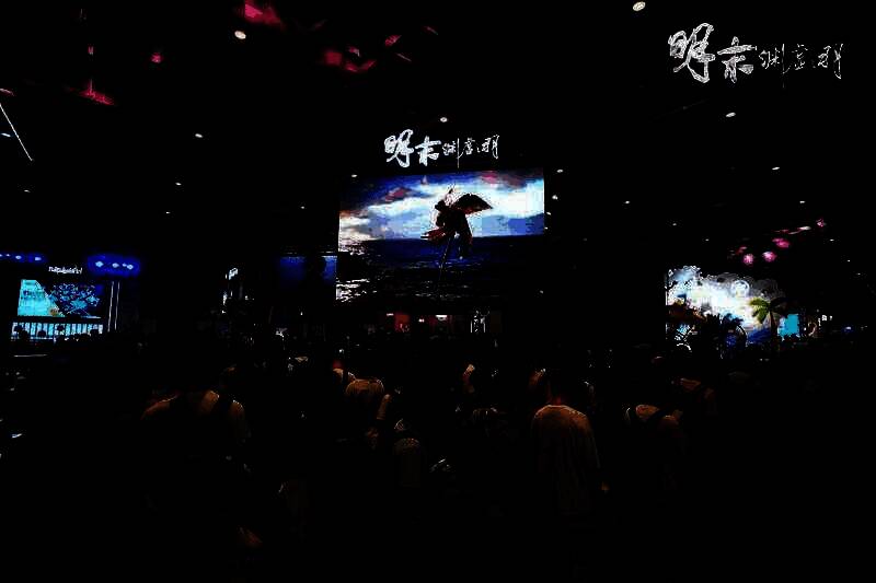 《明末：渊虚之羽》在BW2025展会上的大型国风展台，古寺风格建筑巍然矗立，玩家驻足围观