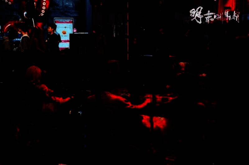 玩家在试玩区专注操作《明末：渊虚之羽》，屏幕上BOSS释放大招，周围观众紧张围观