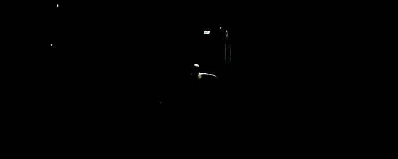 《死亡搁浅2》中休息室内触发的惊悚CG画面，一个神秘人影正在黑暗中诡异跳舞，周围环境昏暗，充满悬疑氛围