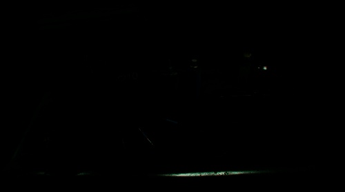 手术场景实机画面，牙医手持高速牙钻正在处理鲨鱼龋齿