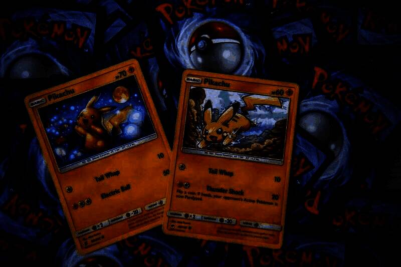 日本街头一家宝可梦卡牌店外观，橱窗展示着稀有卡牌，周围行人匆匆