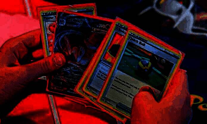 警方展示缴获的部分宝可梦卡牌，整齐排列在桌面上，部分卡牌标注稀有等级