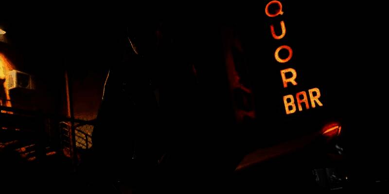 曼尼·L·佩雷斯正脸照，神情专注，背景为城市街景，风格贴近《GTA6》罪城氛围