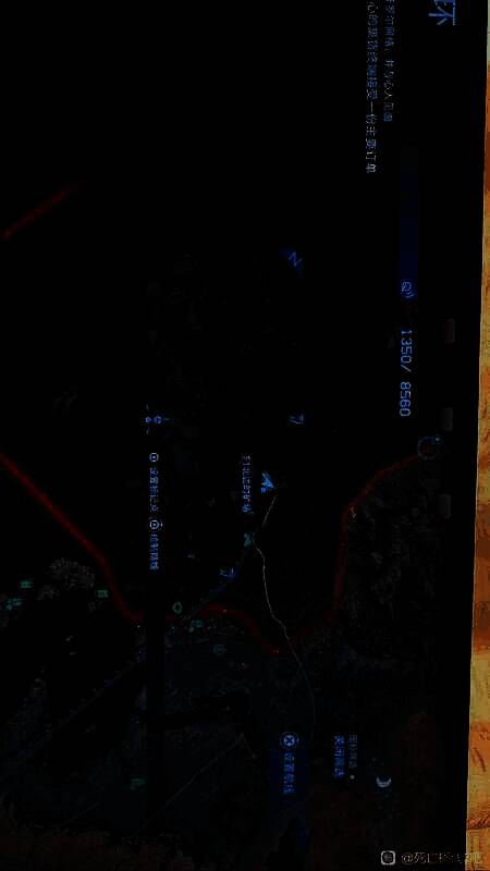 车辆在昏暗的焦油荒原上行驶，车灯照亮前方黄色指引线，周围弥漫着诡异雾气