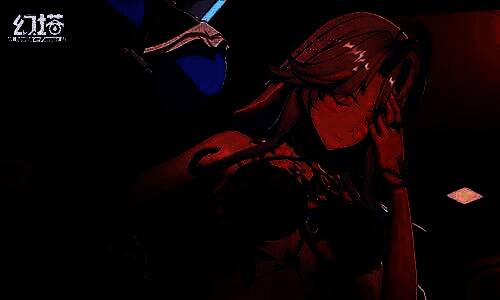 希佩尔坐在昏黄灯光下的酒馆卡座，手中轻握酒杯，神情略显落寞，背景有模糊人影穿梭