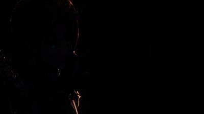 角色在昏黄灯光下的街道行走，两旁是破败的建筑，雾气缭绕