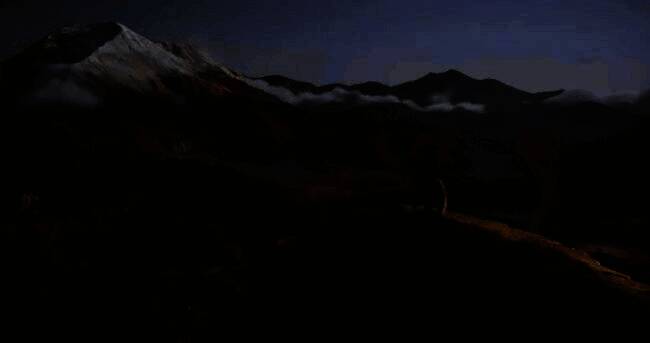 《羊蹄山之魂》实机演示截图，主角在雪地中拔刀对敌，背景为日式山林，画面风格与《对马岛之魂》高度相似