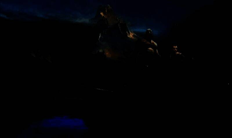 奎托斯与阿特柔斯并肩行走于雪地中的游戏截图，象征父子旅程的终结与传承