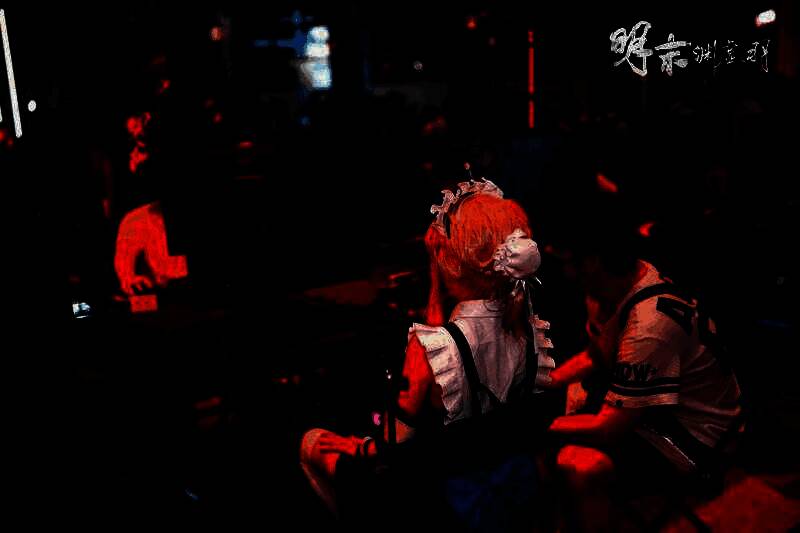 两名Coser并肩站立，分别饰演游戏中的无常与另一位男性角色，服装细节精致，还原度极高