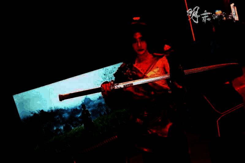 玩家正在试玩《明末：渊虚之羽》，屏幕上显示激烈的战斗场景，开发人员在一旁指导