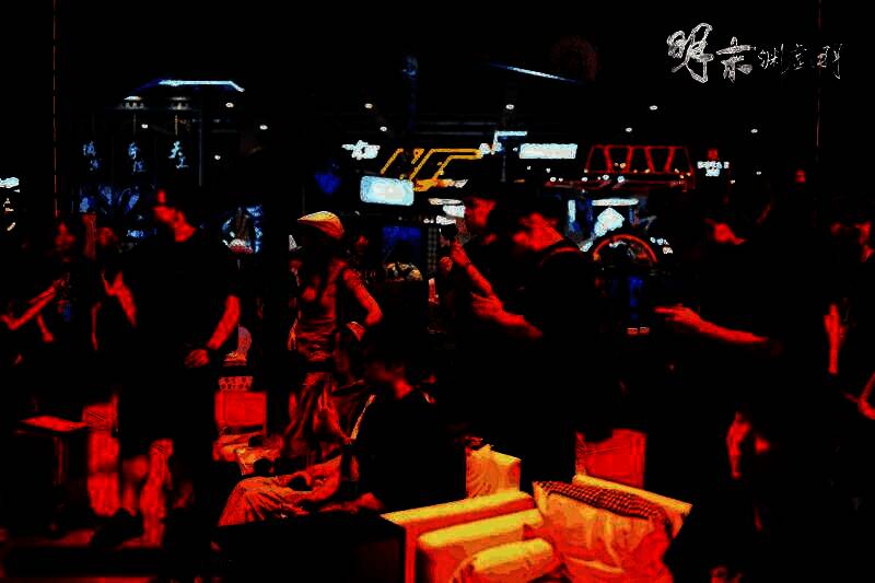 特写镜头下的无常COS服装细节，包括金属护腕、腰间符咒挂饰以及披风纹理，极具东方神秘感