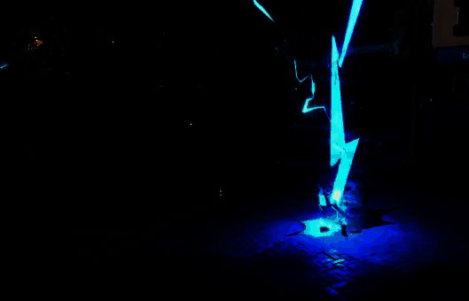 薄荷释放龙卷风技能瞬间，空中旋转姿态优美，地面敌人被卷入风柱中