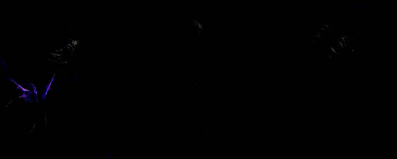 荆棘暴君从地面破土而出，藤蔓缠绕，双眼燃烧着绿色火焰