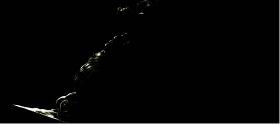 PV开篇画面，传国玉玺缓缓浮现于战火之中，象征权力争夺的开始