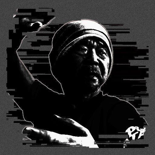 玩家角色在废弃营地中翻找物资，手链特写镜头显示其披萨图案与磨损痕迹