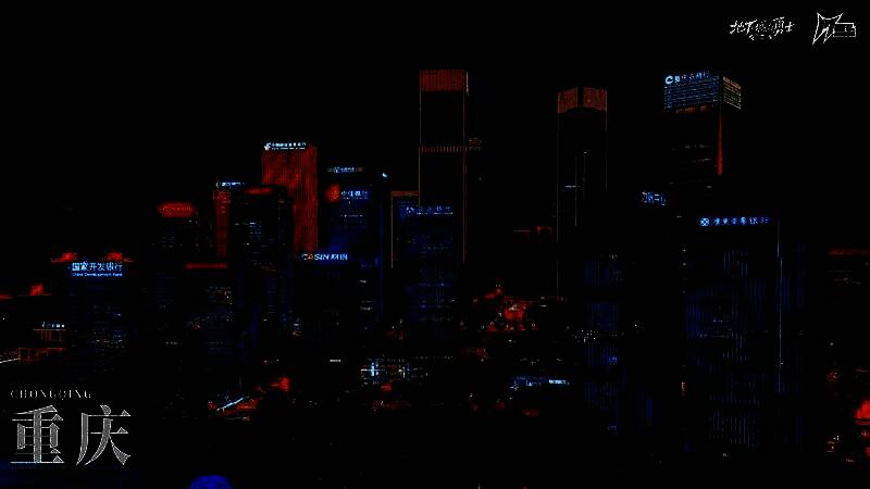 城市夜景中，高楼外墙亮起DNF周年庆灯光标语，与空中无人机编队遥相呼应，光影交织