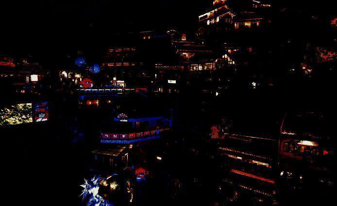 游戏界面与现实城市对比图，展示像素风建筑与重庆洪崖洞实景的视觉相似性