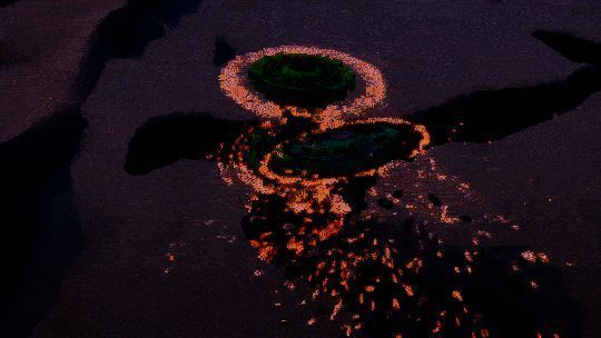 陀螺释放冰霜技能的瞬间，蓝色能量环绕旋转体，地面迅速结冰，敌方陀螺被冻结停滞