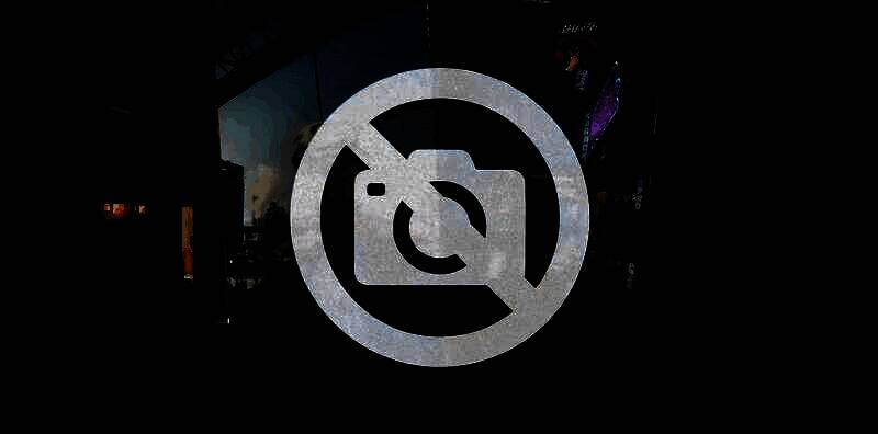 未来感十足的游戏场景，光影交错，角色站在高崖之上俯瞰城市，画面极具电影质感