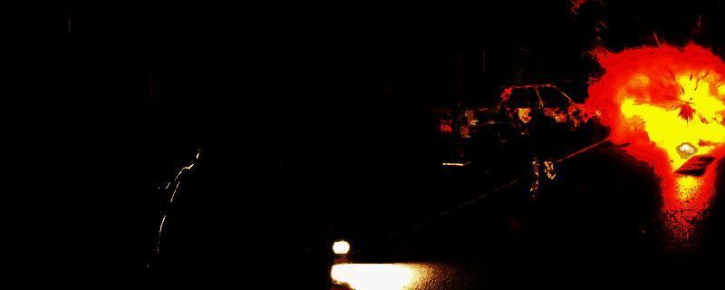 《人渣》游戏中玩家手持装有手电筒的枪支在夜晚探索，周围环境昏暗，仅靠枪灯照亮前方路径