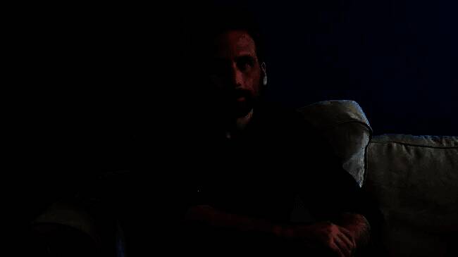 肯·莱文在工作室中专注工作的场景，背景为《犹大》的概念艺术图与开发设备