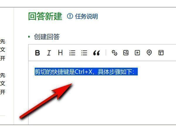 鼠标正在选中WPS表格中的多行数据，选区呈蓝色高亮状态