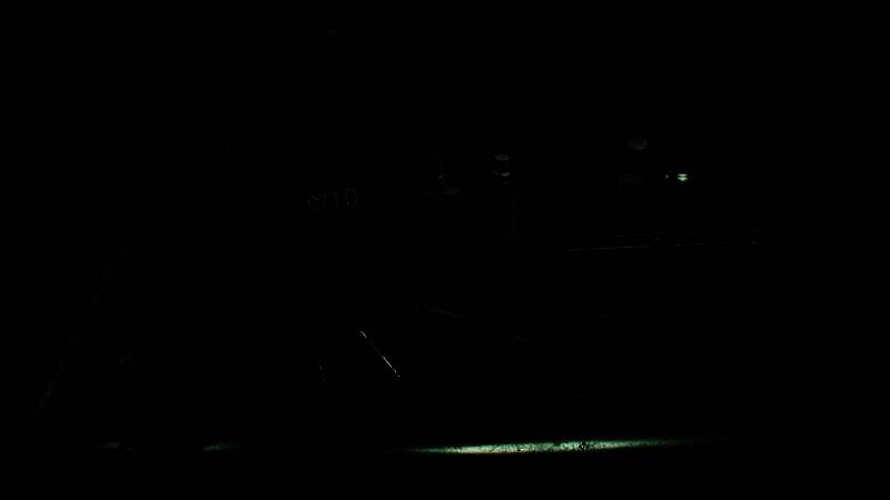 游戏主菜单界面，背景是一只闭着眼睛的巨鲨，标题‘Shark Dentist’以血红色字体浮现