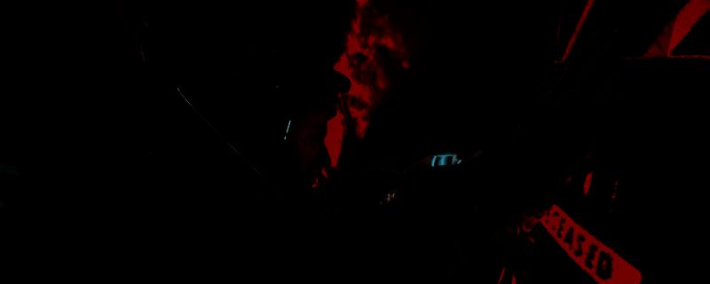 警卫与科学家在量子计算机前激烈争吵的场景，蓝光闪烁的设备映照出两人紧张对峙的身影