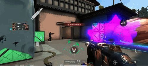 《无畏契约手游》实机对战高清画面，展示角色在地图中激烈交火，技能特效与枪火交织