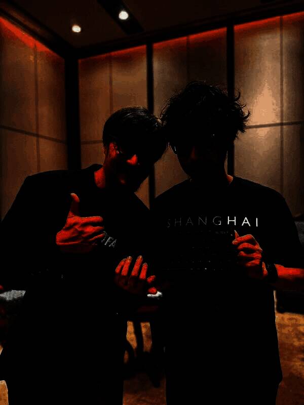 小岛秀夫与Tony大叔并肩站立合影，两人笑容满面，背景为BW展台的ROG灯牌