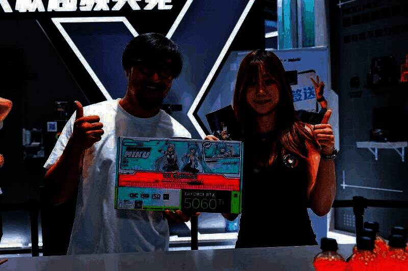 视频截图：Tony大叔模仿小岛秀夫手势，略显紧张地伸出手指