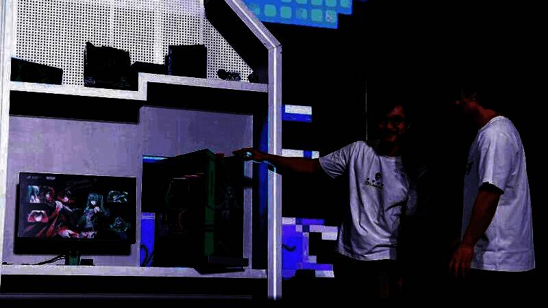 两人并排坐在一起交谈，气氛轻松愉快