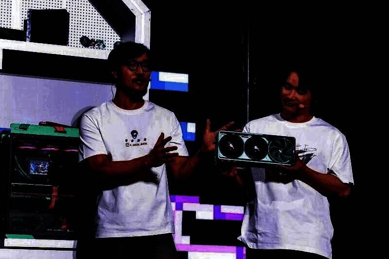 Tony大叔专注听小岛讲话，神情认真