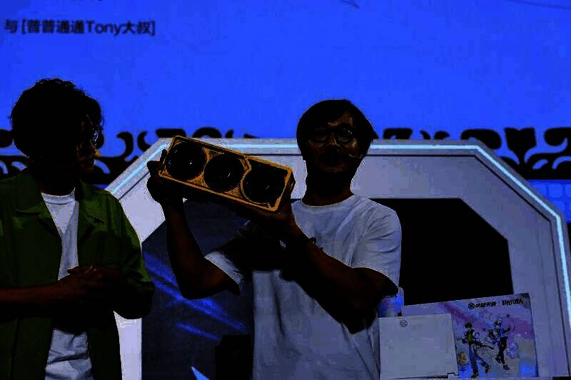 小岛秀夫展示收到的ROG键盘，面带微笑