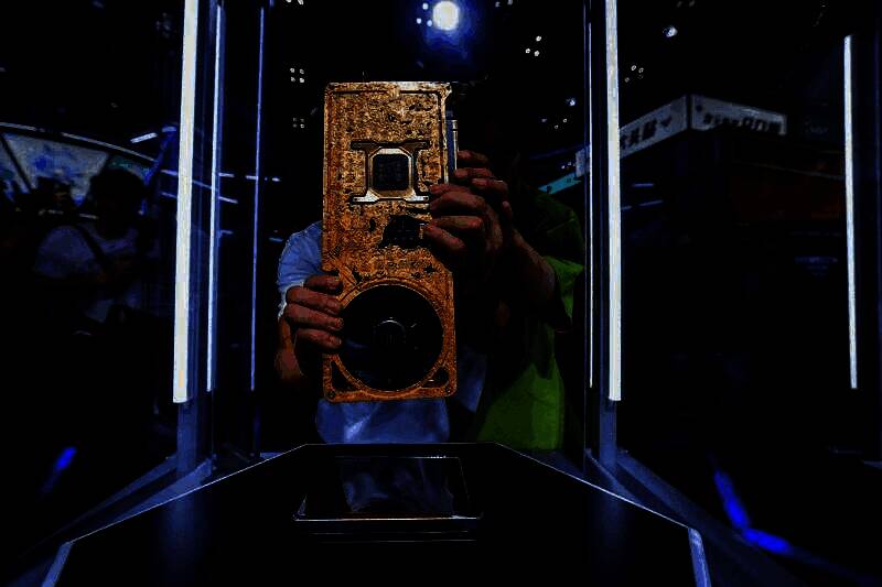 两位‘秀夫’并肩而立，背后是ROG展台的霓虹灯光